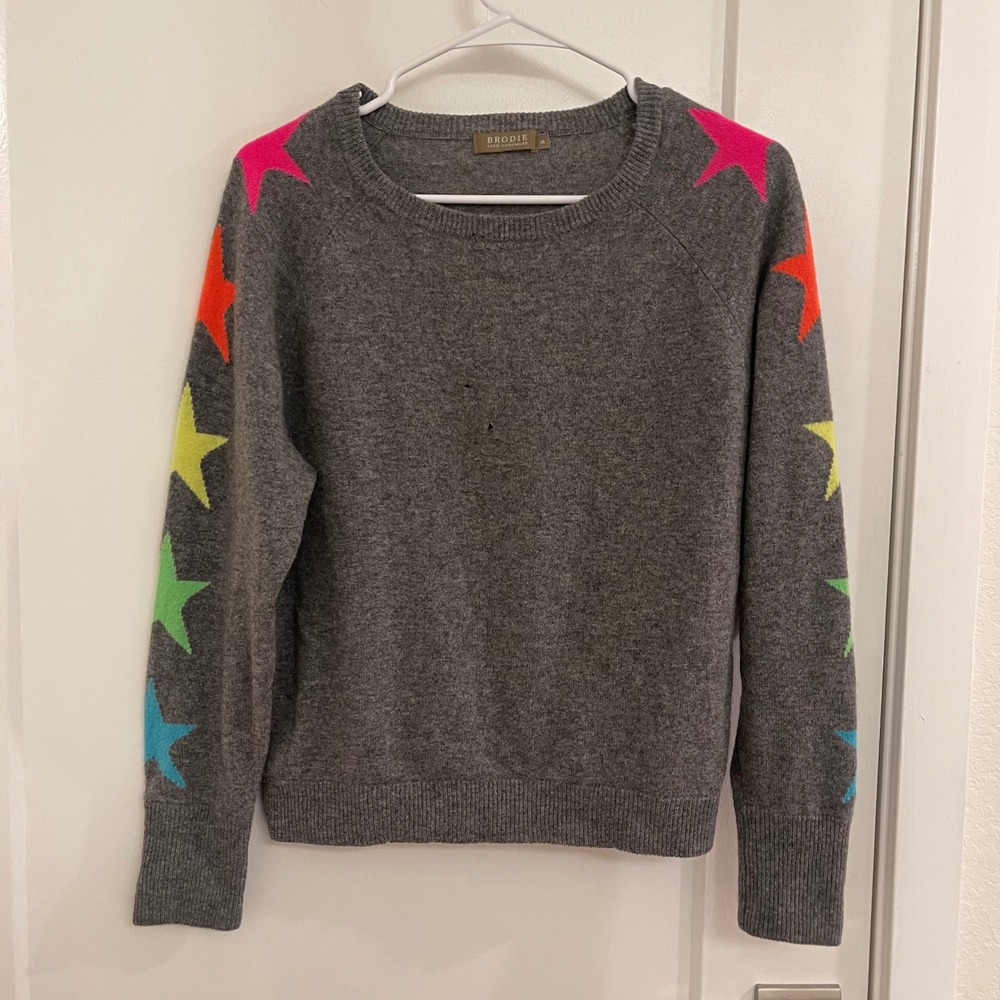 Brodie Cashmere Star Sweater Gray Lightweight Luxury Trendy